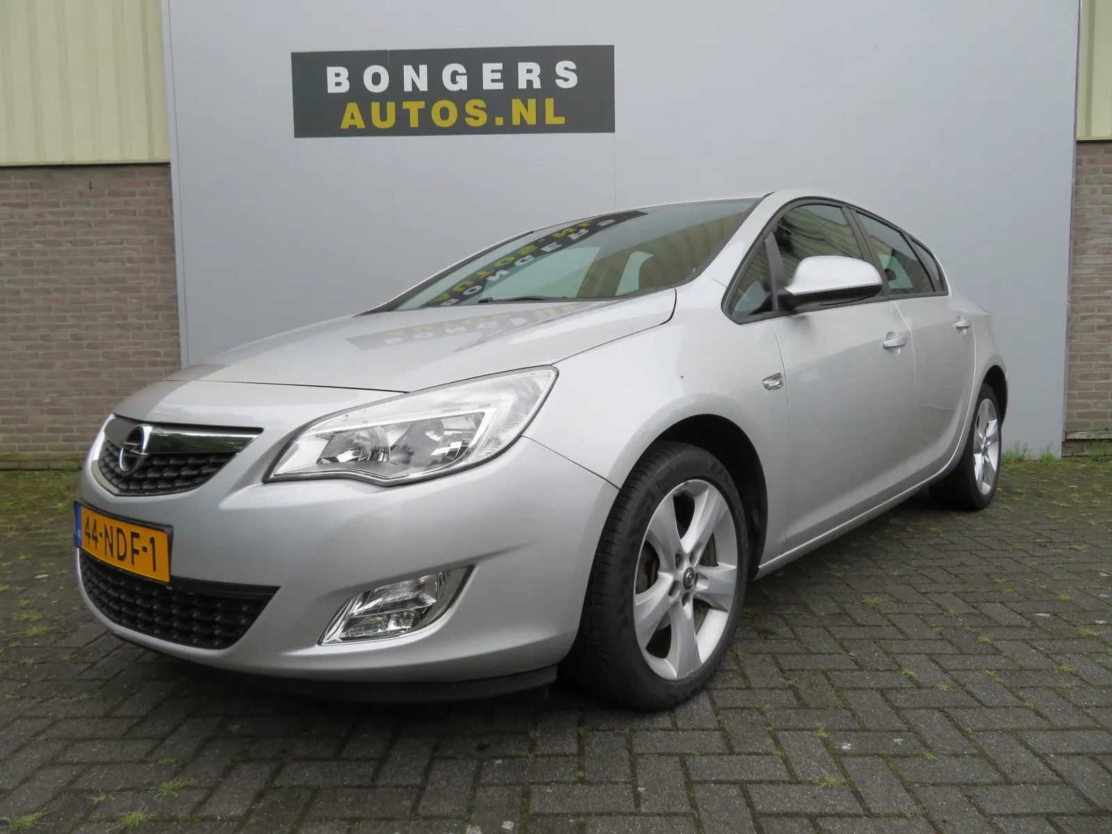 Opel Astra (2010) — foto 1