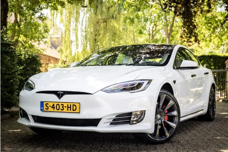 Tesla Model S (2018)
