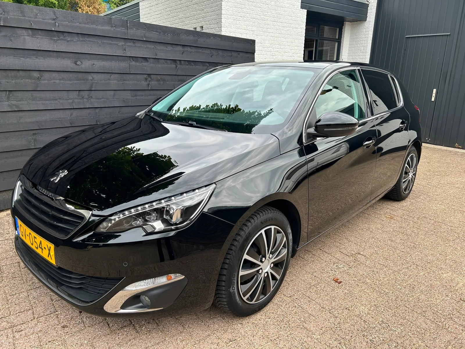 Peugeot 308 (2015) — foto 1