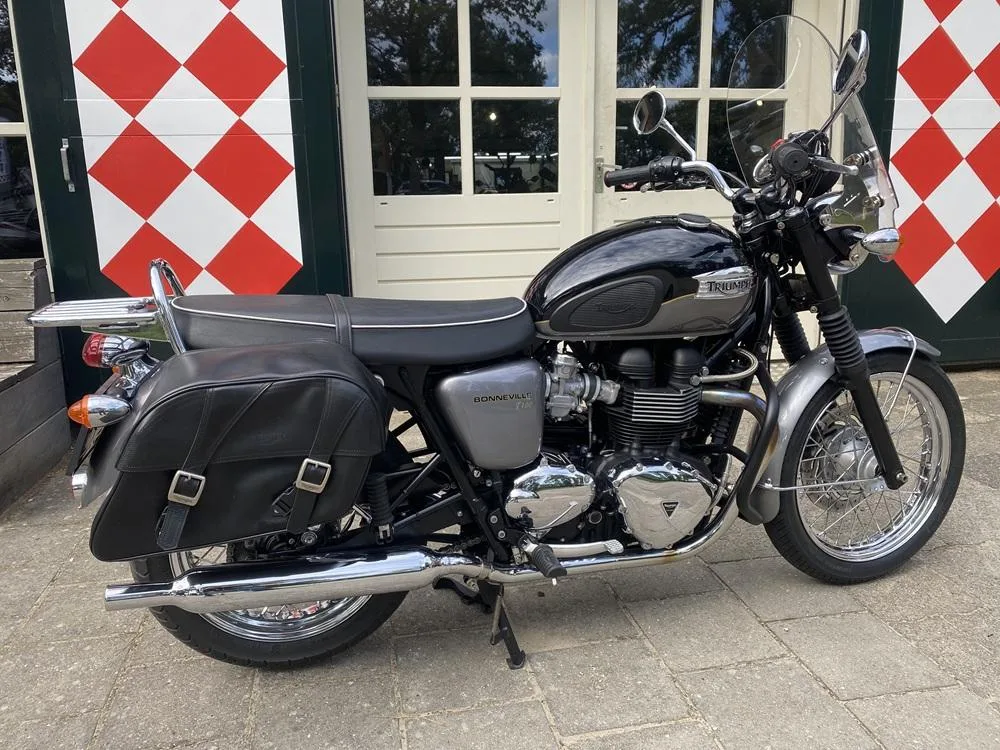 Triumph Bonneville T100 (2012) — foto 1