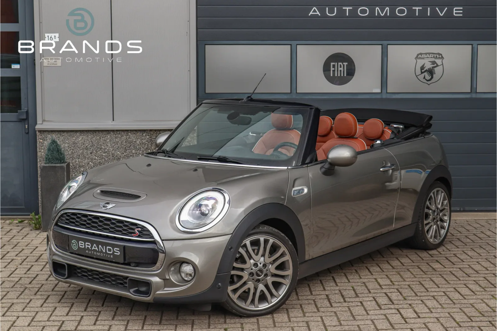 MINI Cabrio (2017) — foto 1