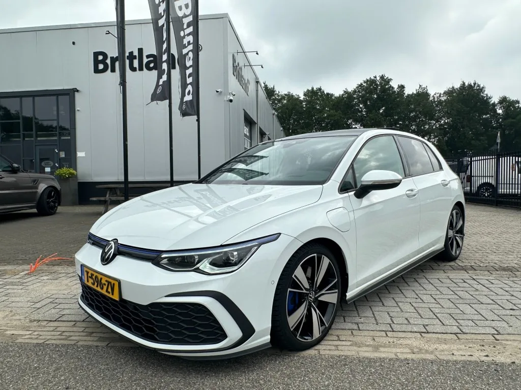 Volkswagen Golf (2021) — foto 1