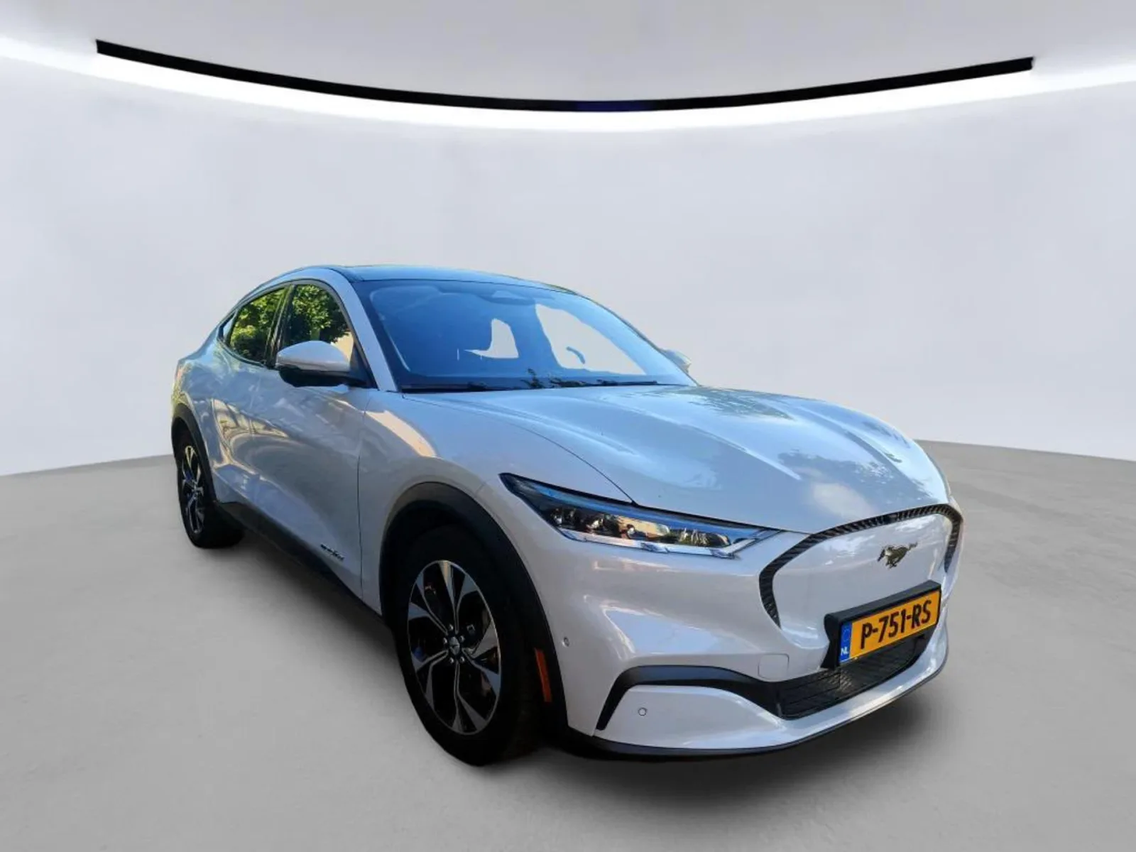 Ford Mustang Mach-E (2022) — foto 1