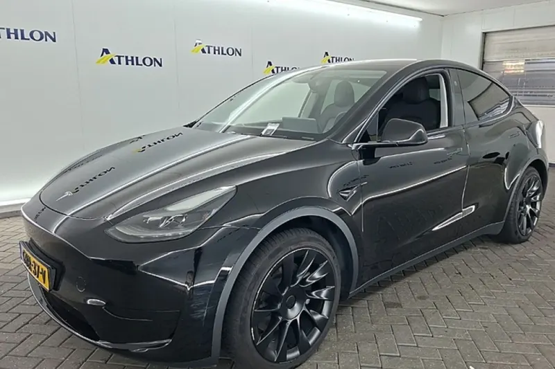 Tesla Model Y (2024)