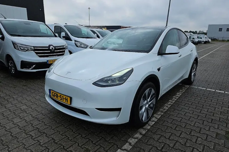 Tesla Model Y (2024)
