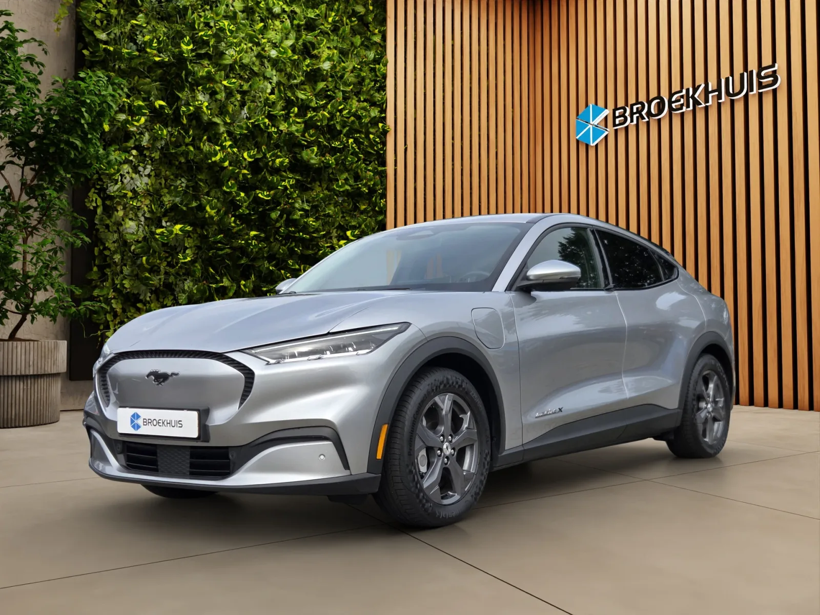 Ford Mustang Mach-E (2021) — foto 1