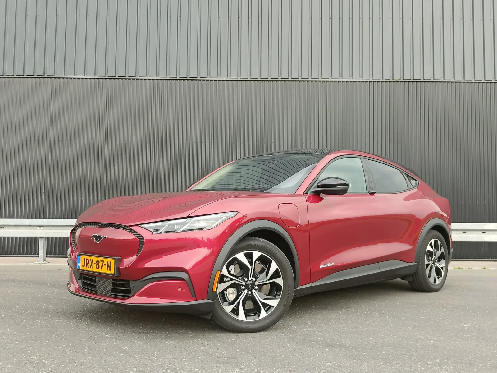 Ford Mustang Mach-E (2025) — foto 1