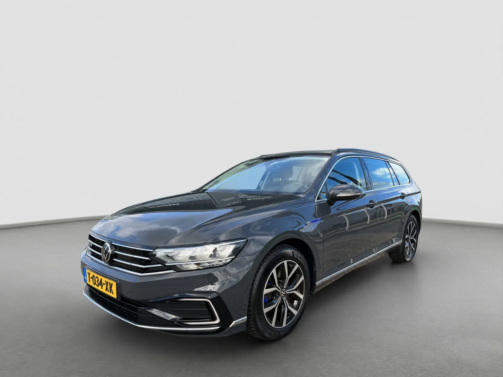 Volkswagen Passat (2021) — foto 1