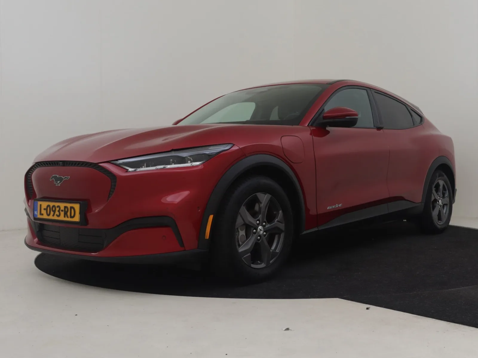 Ford Mustang Mach-E (2021) — foto 1