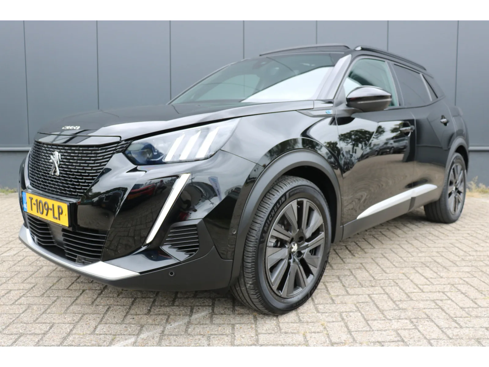 Peugeot e-2008 (2023) — foto 1