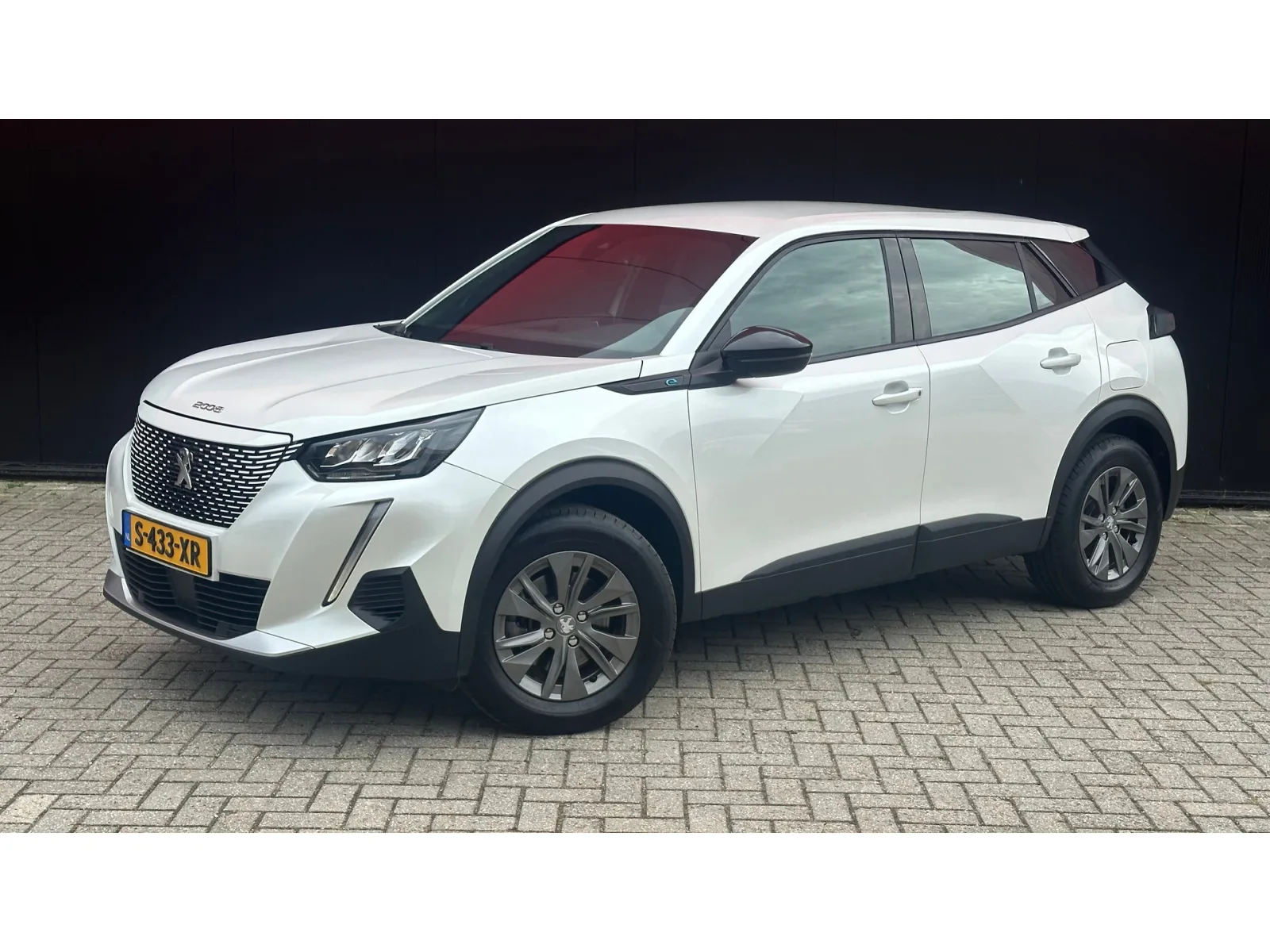 Peugeot e-2008 (2023) — foto 1