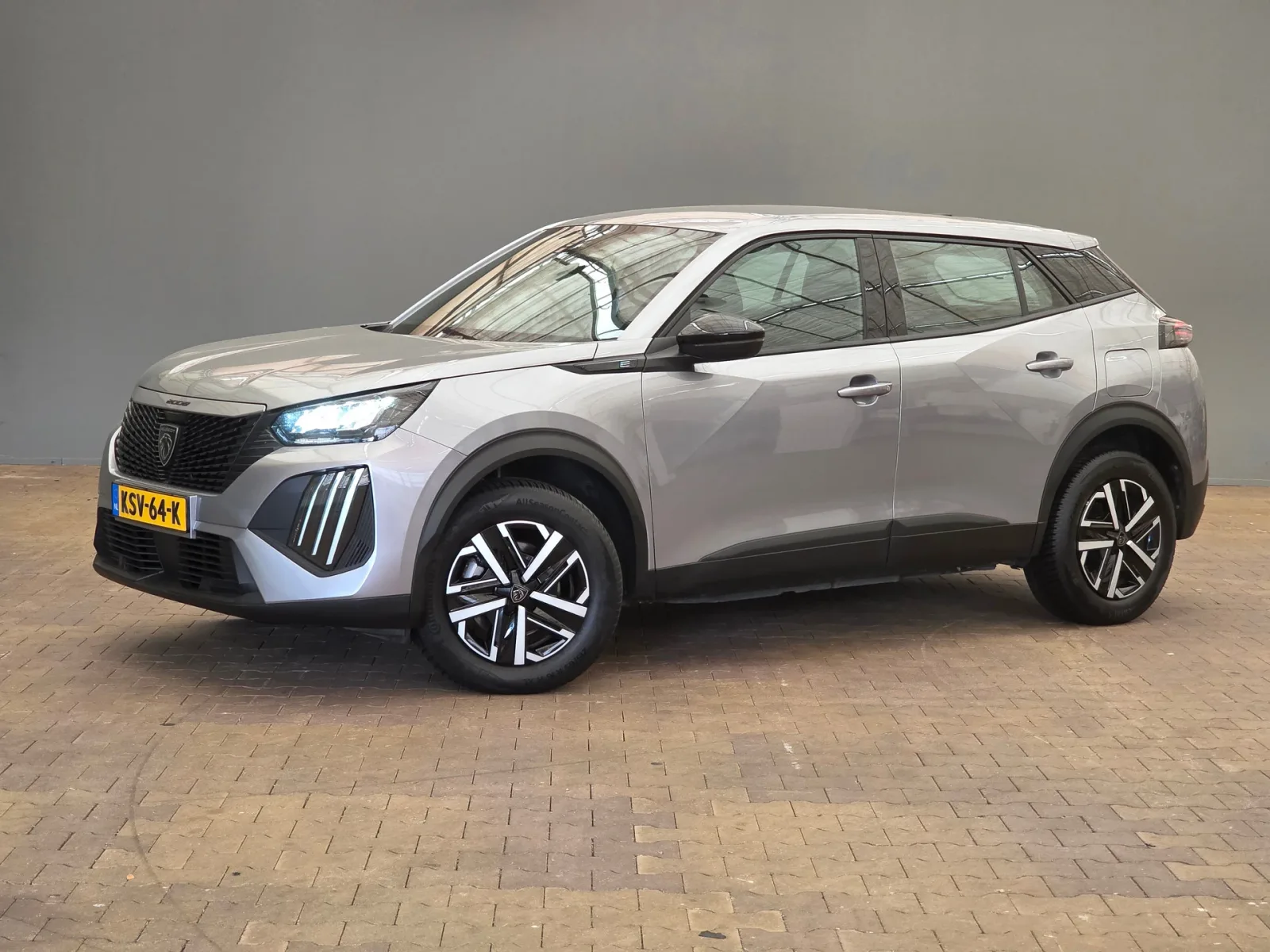 Peugeot e-2008 (2024) — foto 1