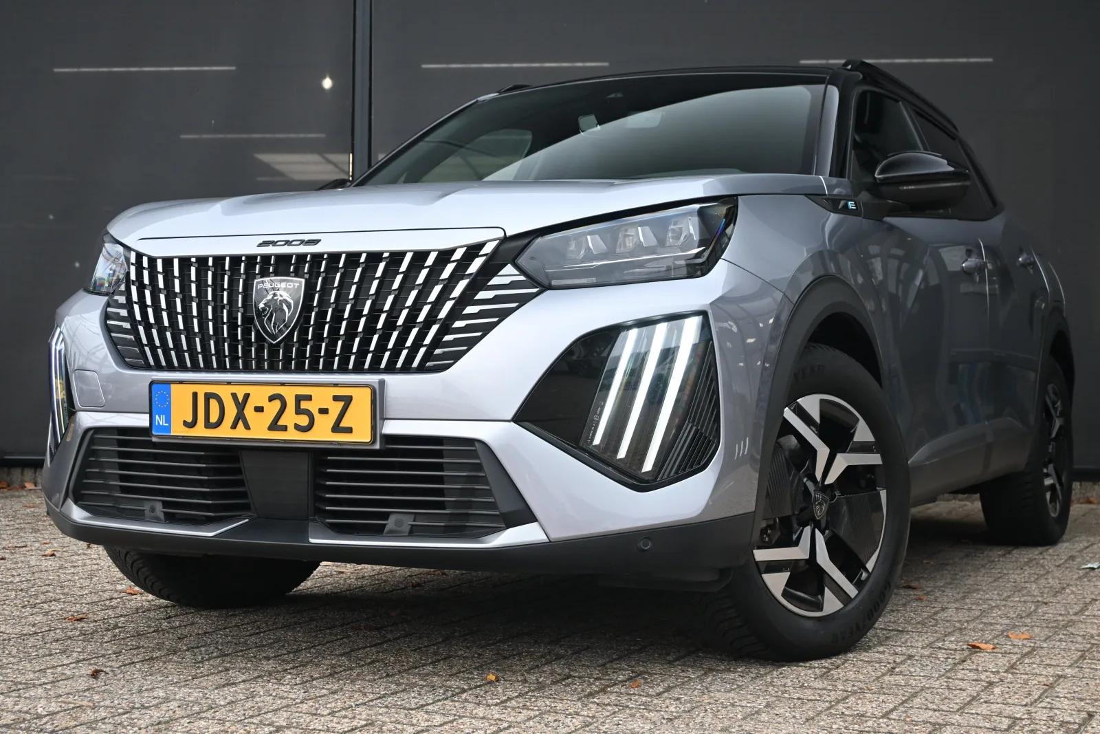 Peugeot e-2008 (2024) — foto 1