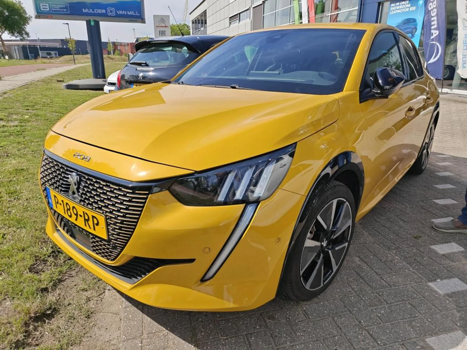 Peugeot e-208 (2022) — foto 1