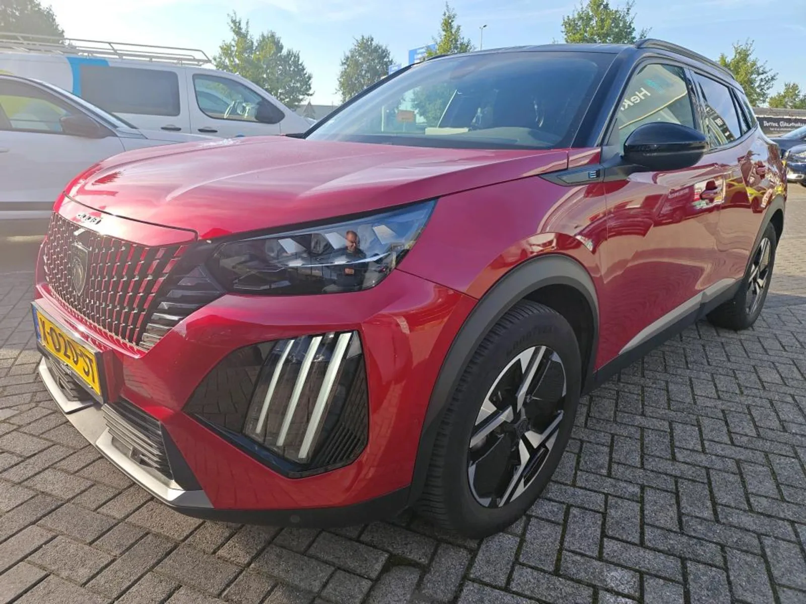 Peugeot e-2008 (2024) — foto 1