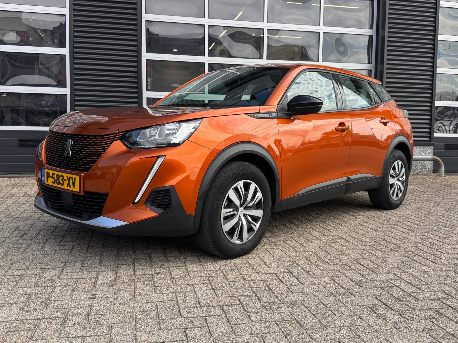 Peugeot e-2008 (2022) — foto 1