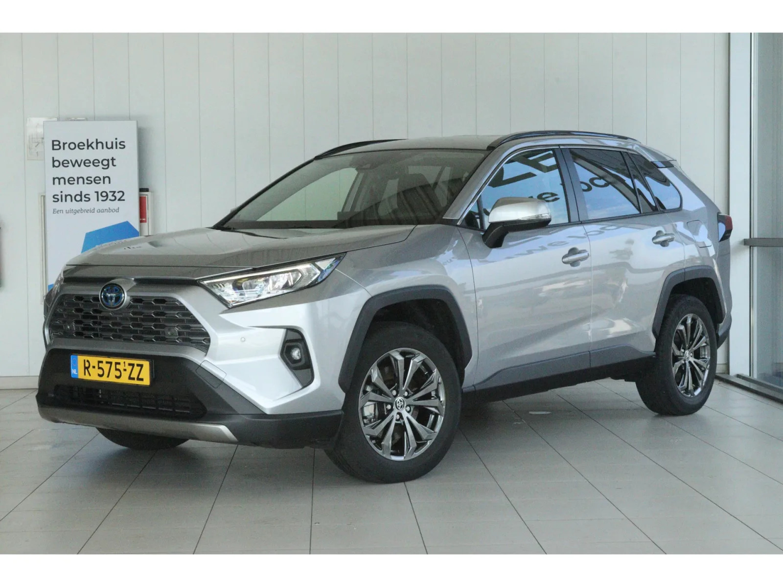 Toyota RAV4 (2023) — foto 1