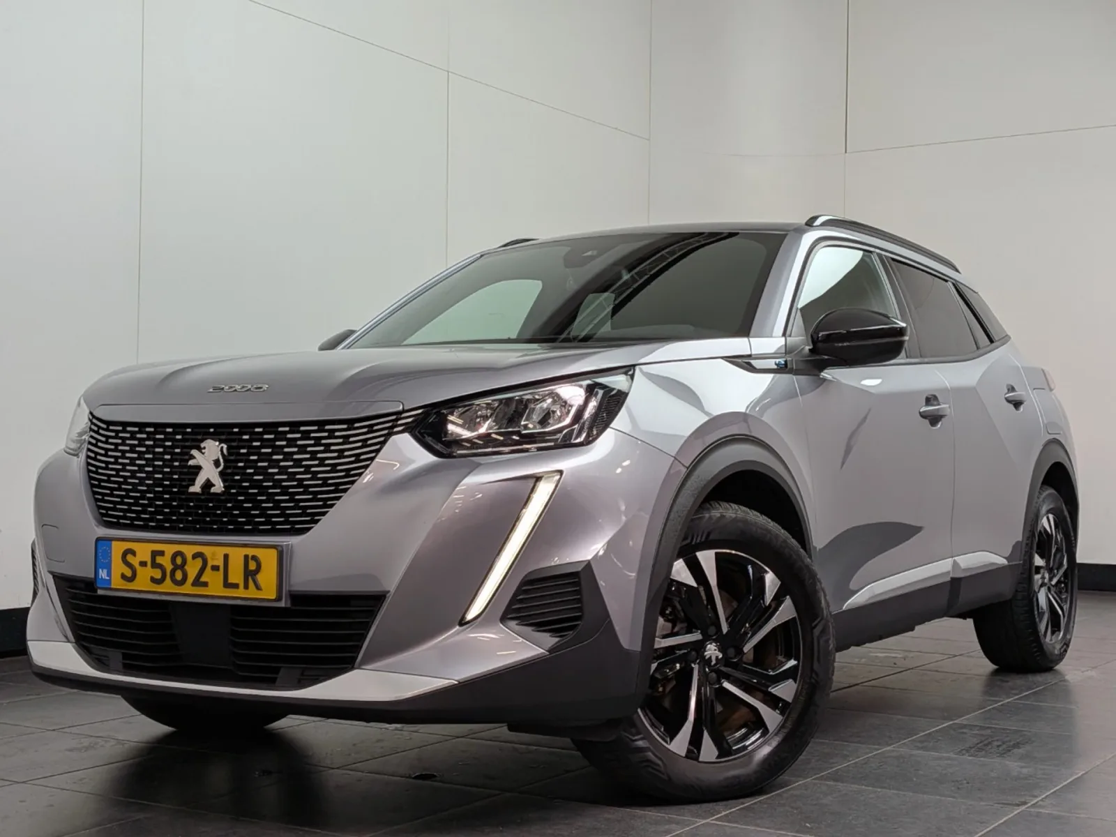 Peugeot e-2008 (2023) — foto 1