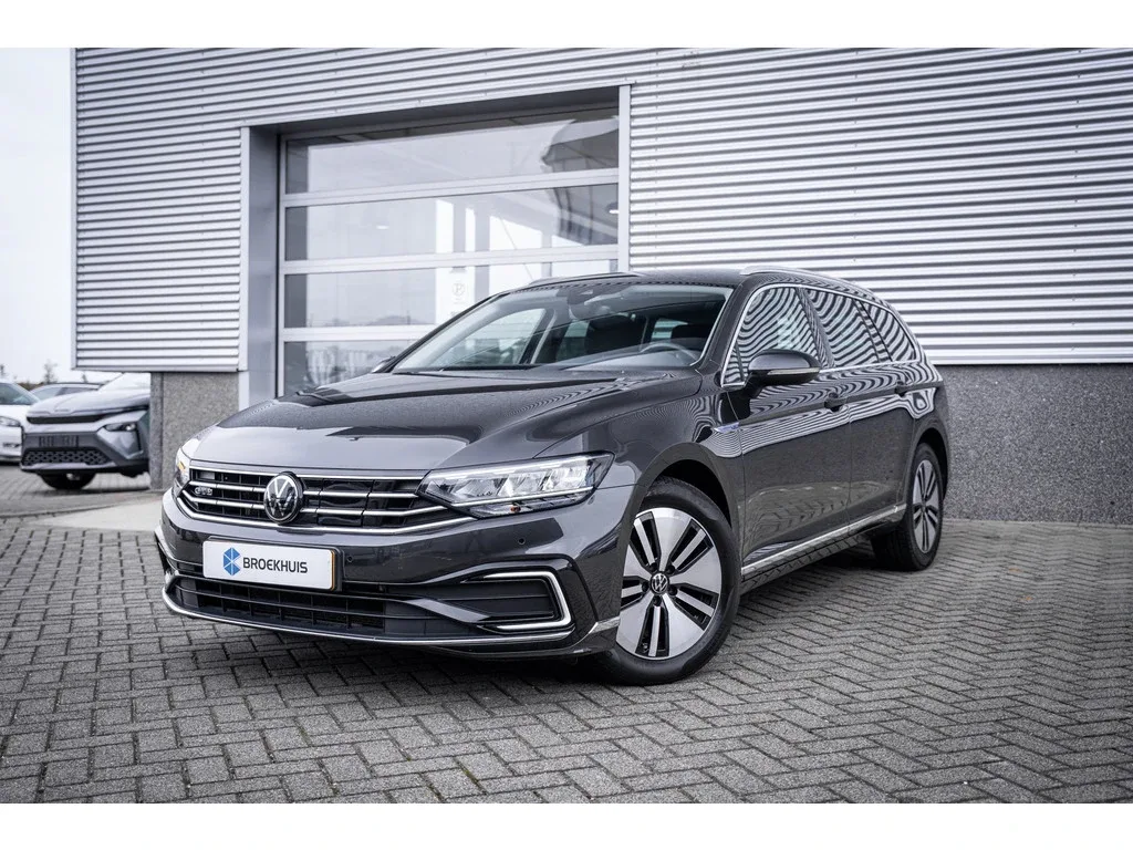 Volkswagen Passat (2023) — foto 1