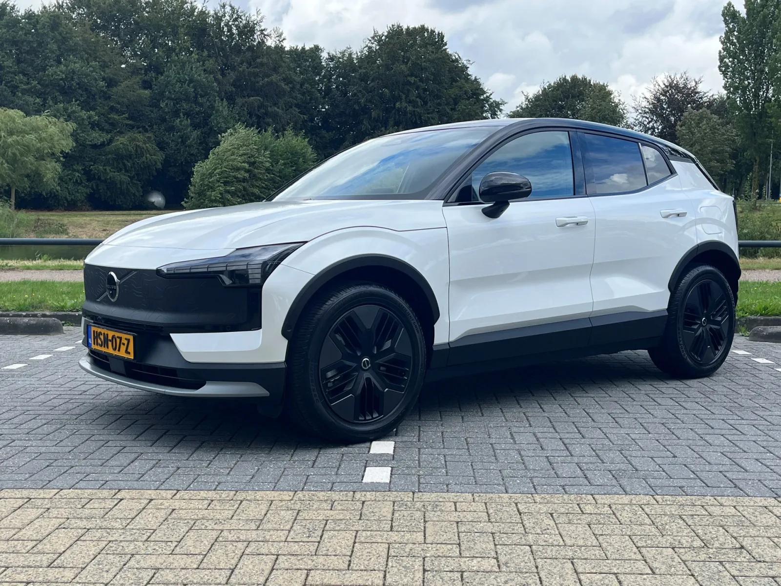 Volvo EX30 (2025) — foto 1