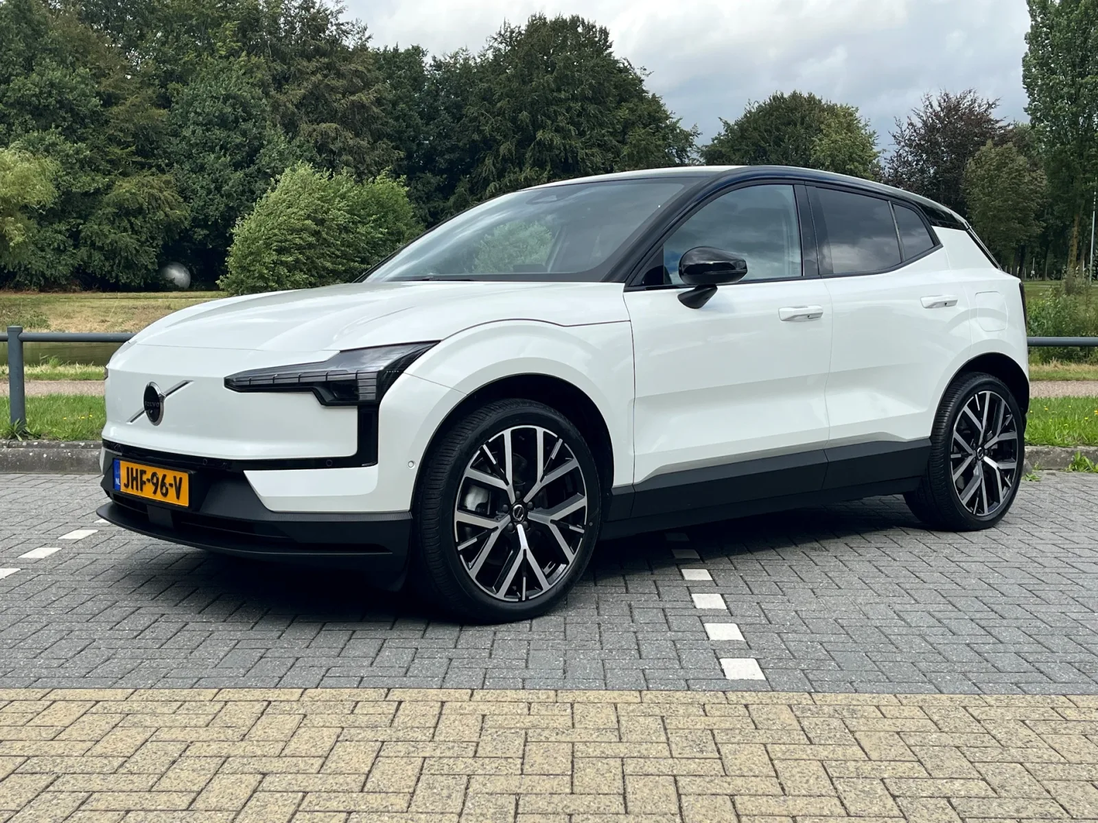 Volvo EX30 (2025) — foto 1