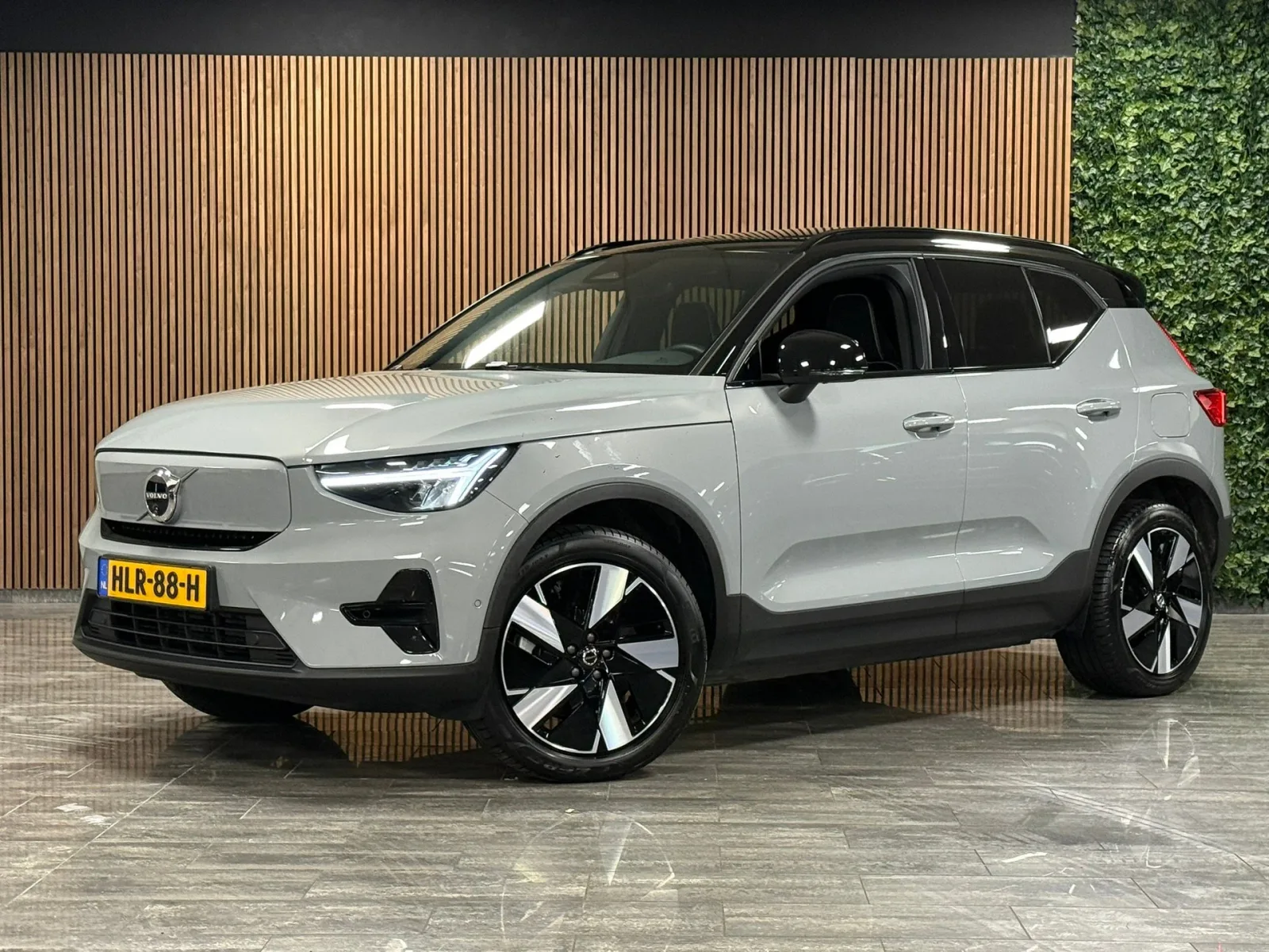 Volvo EX40 (2025) — foto 1