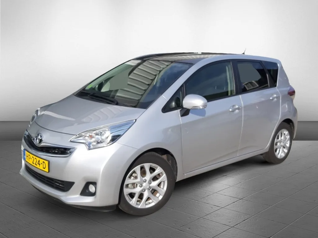 Toyota Verso-S (2015) — foto 1