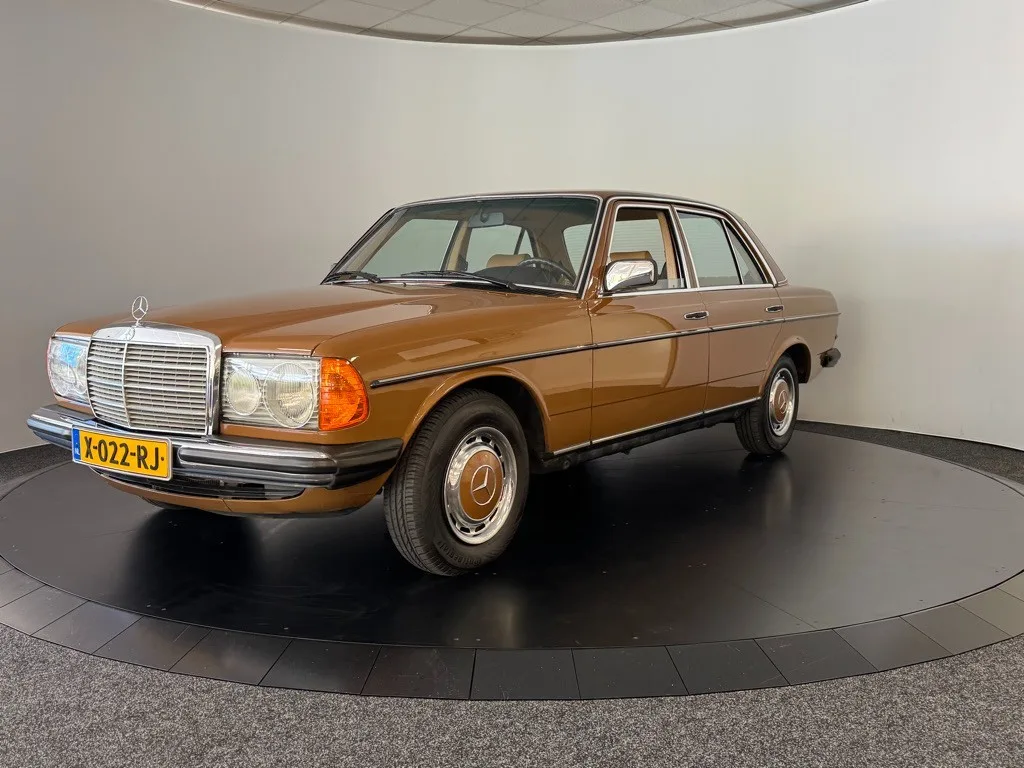 Mercedes-Benz 240 (1980) — foto 1