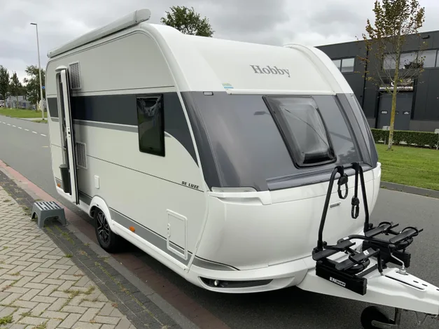 Hobby De Luxe (2026) — foto 1
