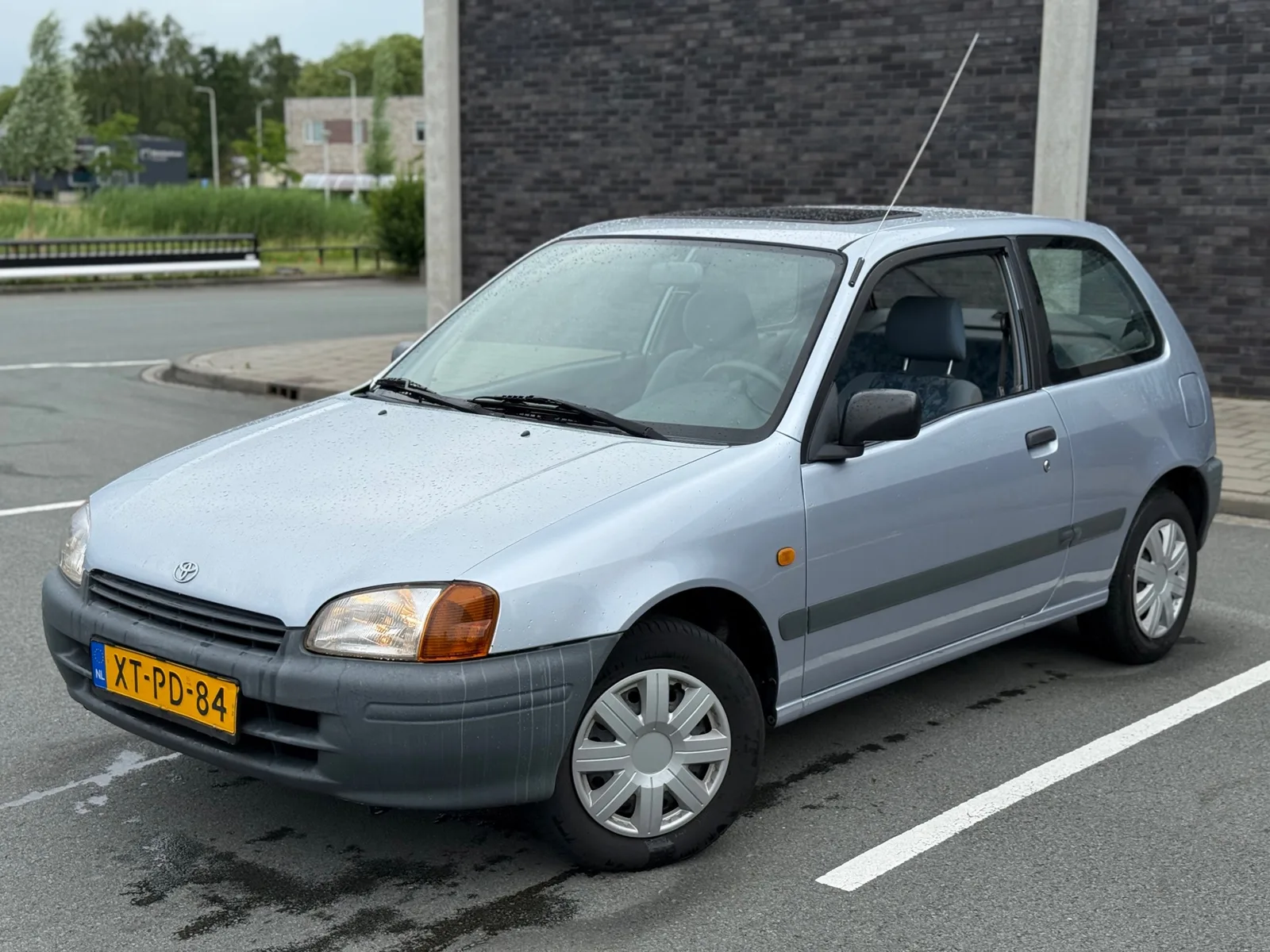 Toyota Starlet (1999) — foto 1