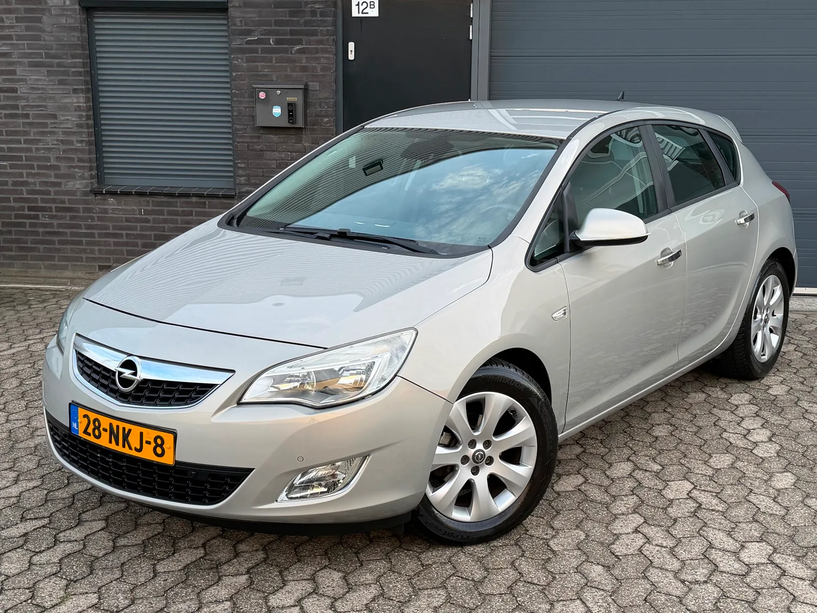 Opel Astra (2010) — foto 1