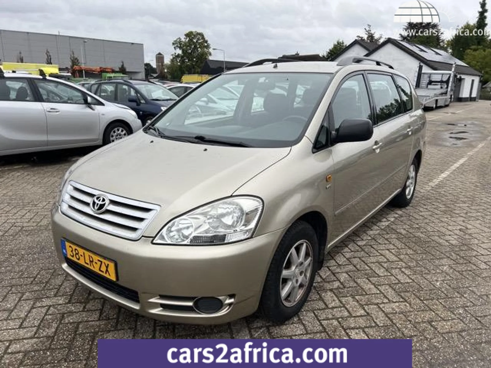 Toyota Avensis Verso (2003) — foto 1