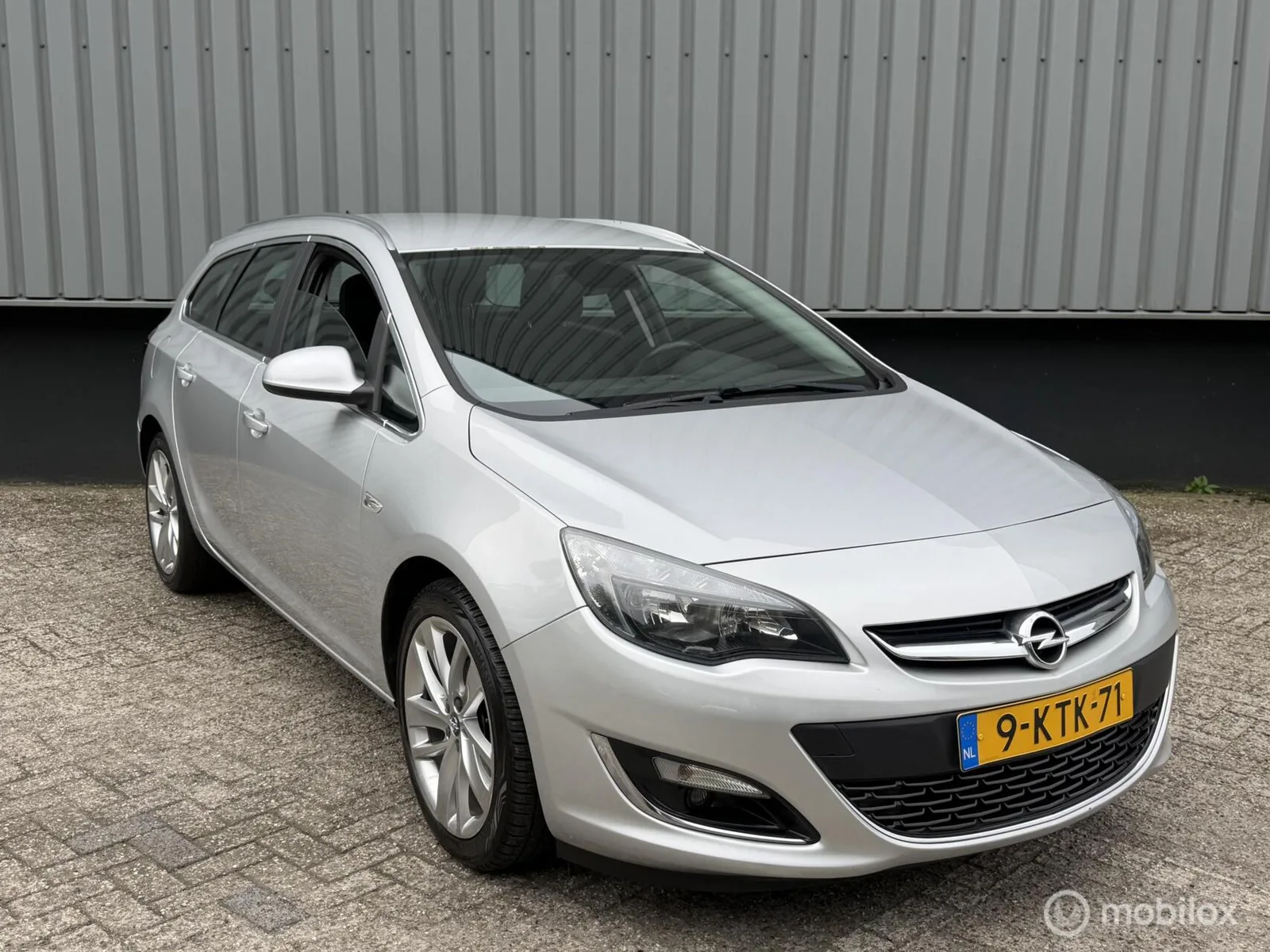 Opel Astra Sports Tourer (2013) — foto 1