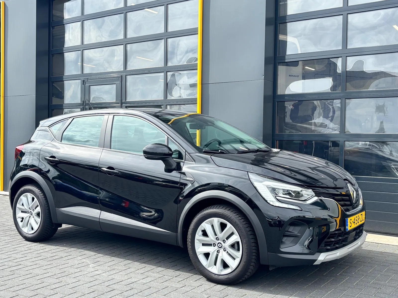 Renault Captur (2023) — foto 1