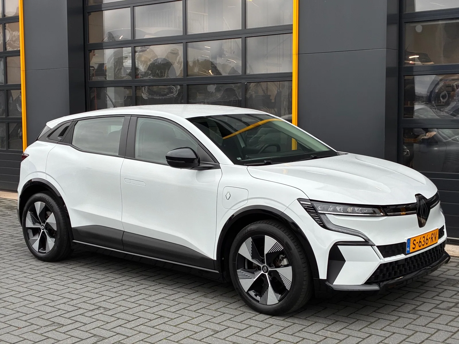 Renault Mégane E-Tech (2023) — foto 1