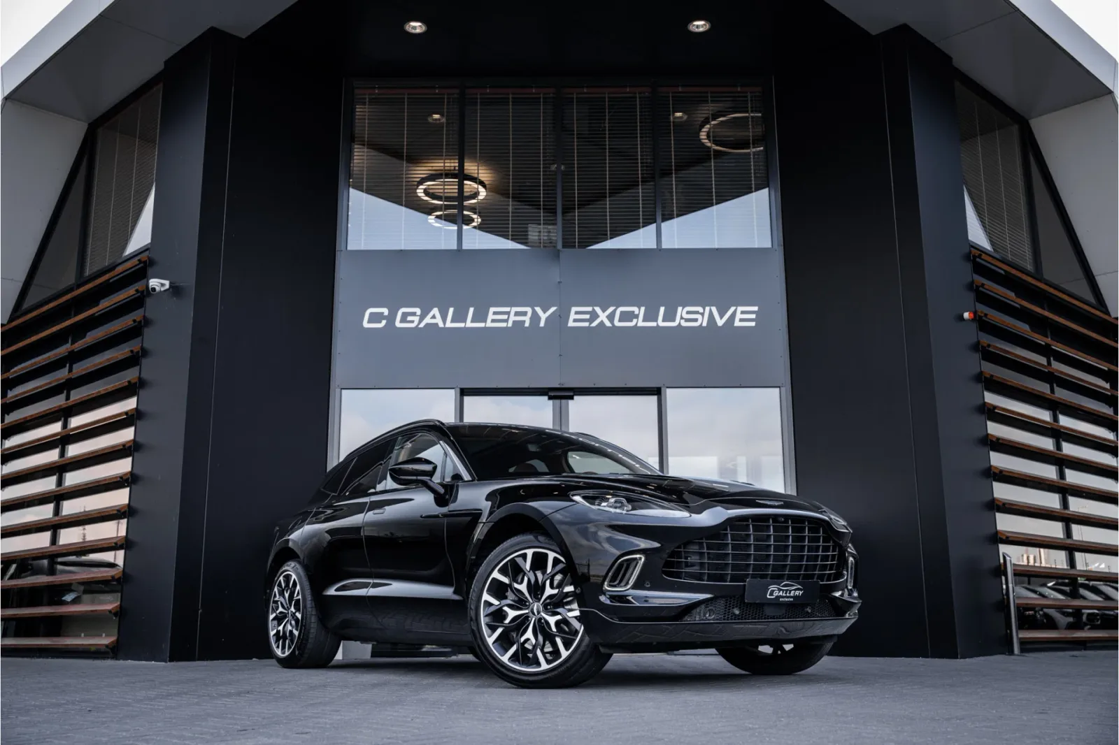 Aston Martin DBX (2021) — foto 1