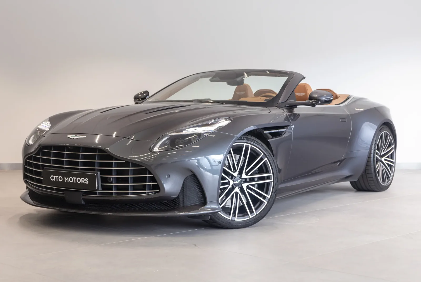 Aston Martin DB12 Volante (2024) — foto 1
