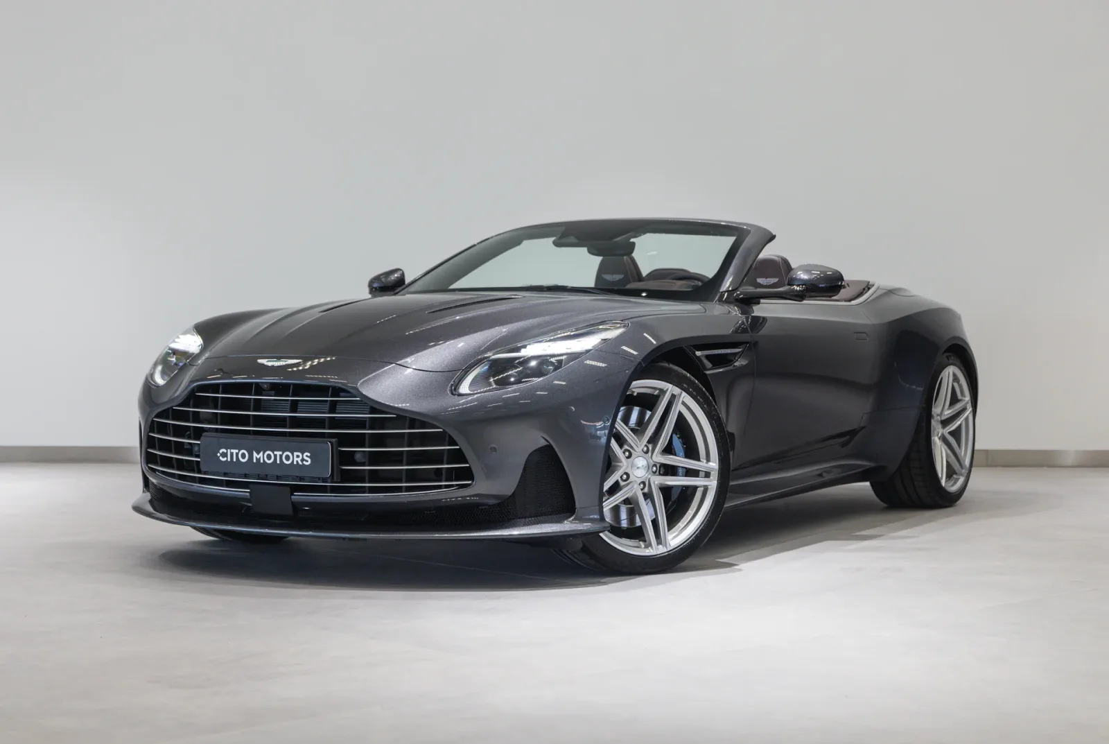 Aston Martin DB12 Volante (2026) — foto 1