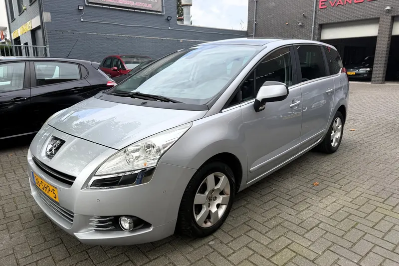 Peugeot 5008 (2011)