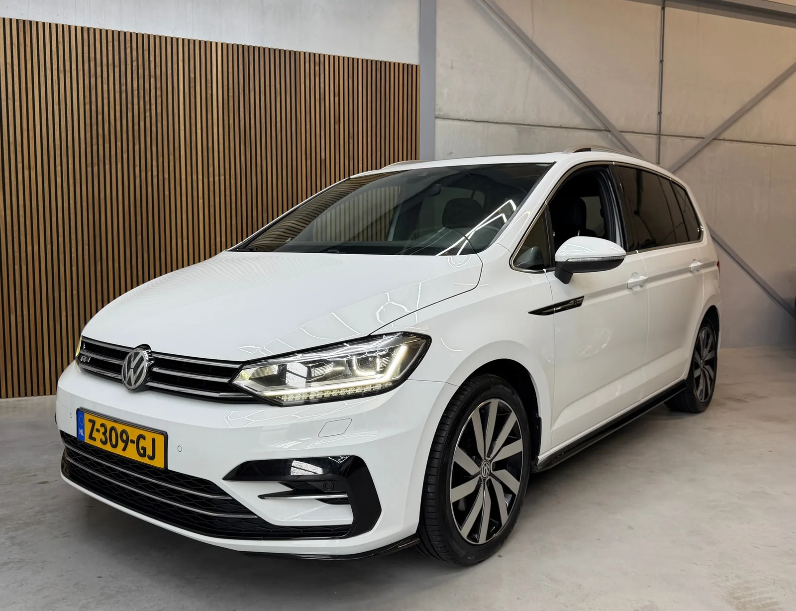 Volkswagen Touran (2019) — foto 1