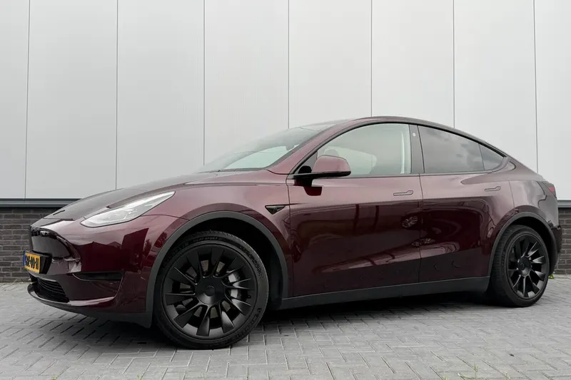 Tesla Model Y (2024)