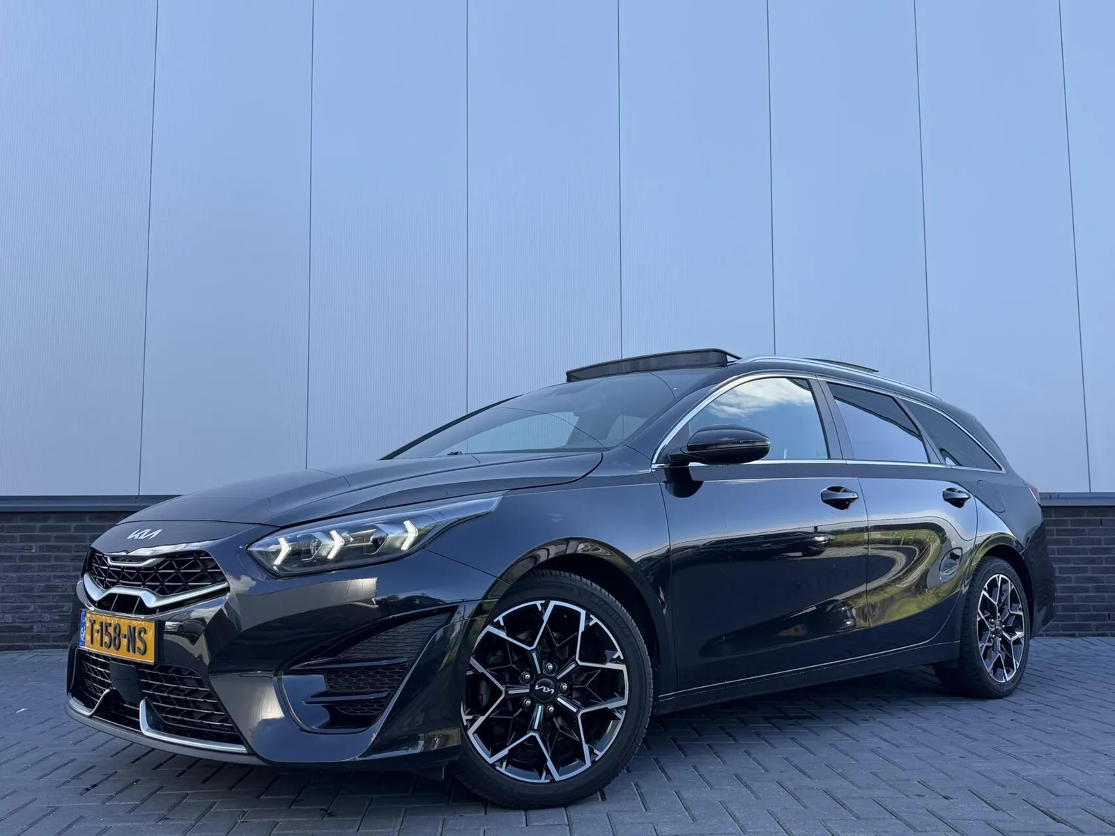 Kia Ceed Sportswagon (2023) — foto 1