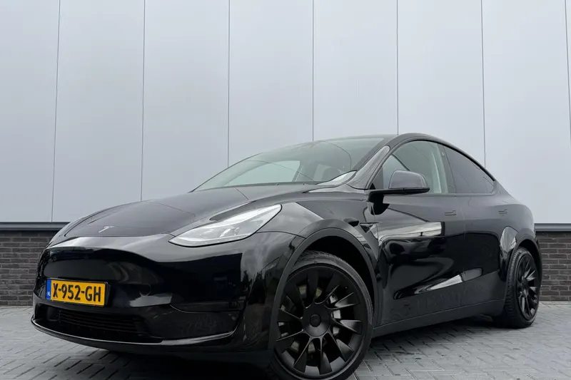 Tesla Model Y (2023)