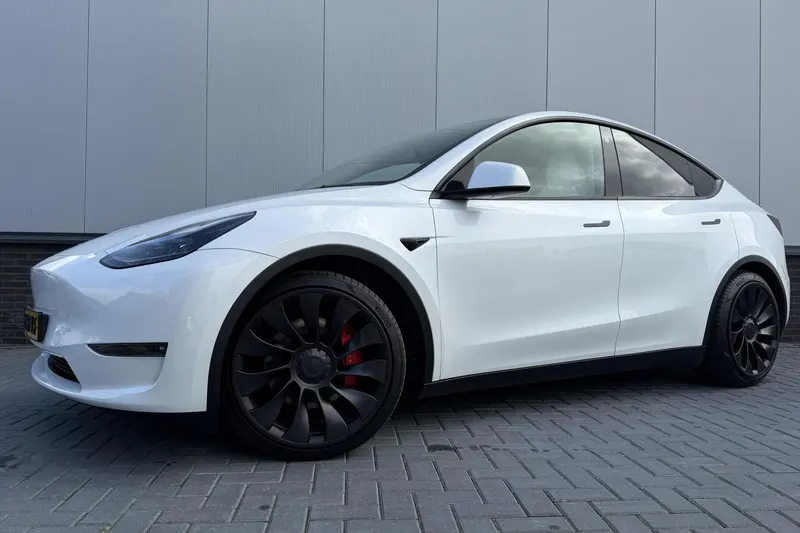 Tesla Model Y (2023)