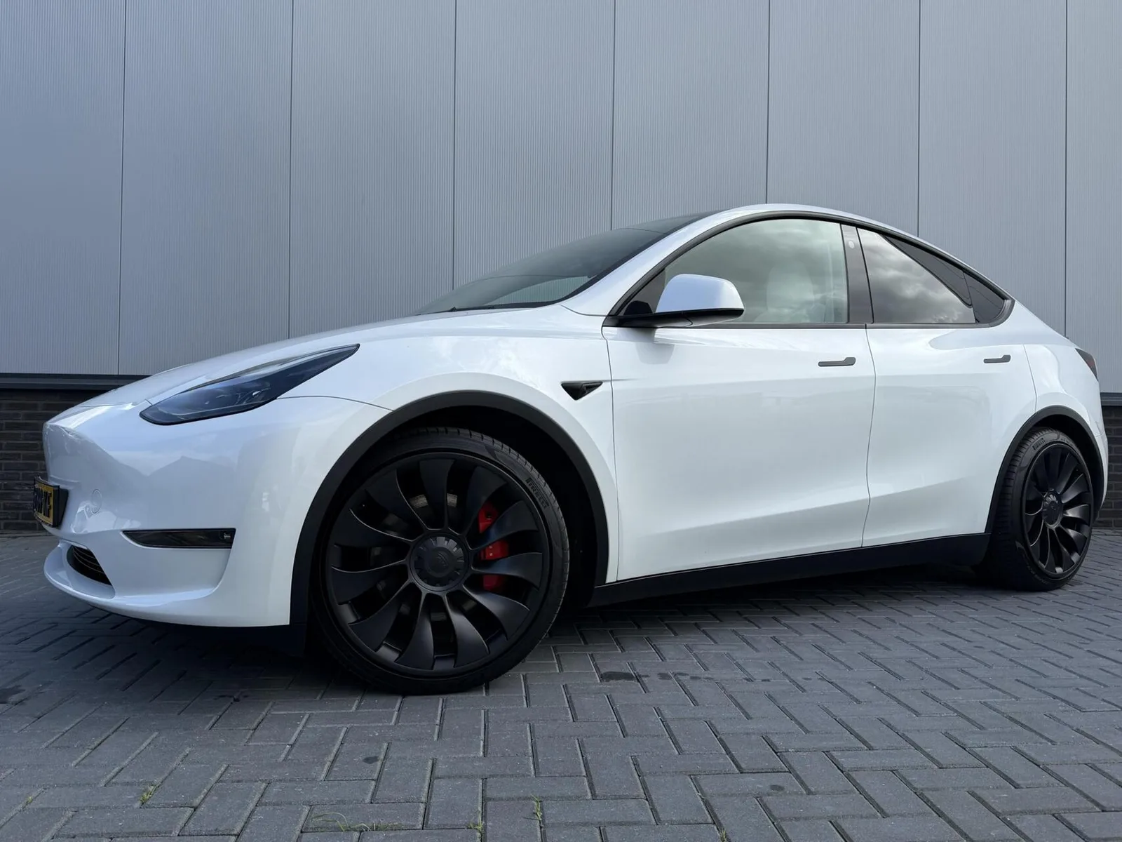 Tesla Model Y (2023) — foto 1