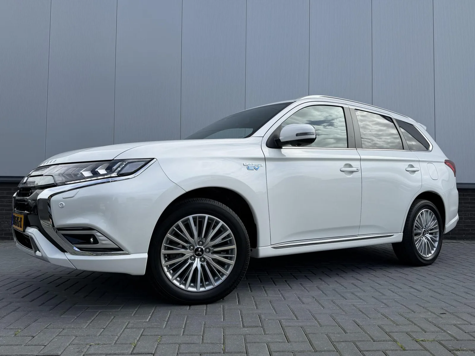 Mitsubishi Outlander (2021) — foto 1