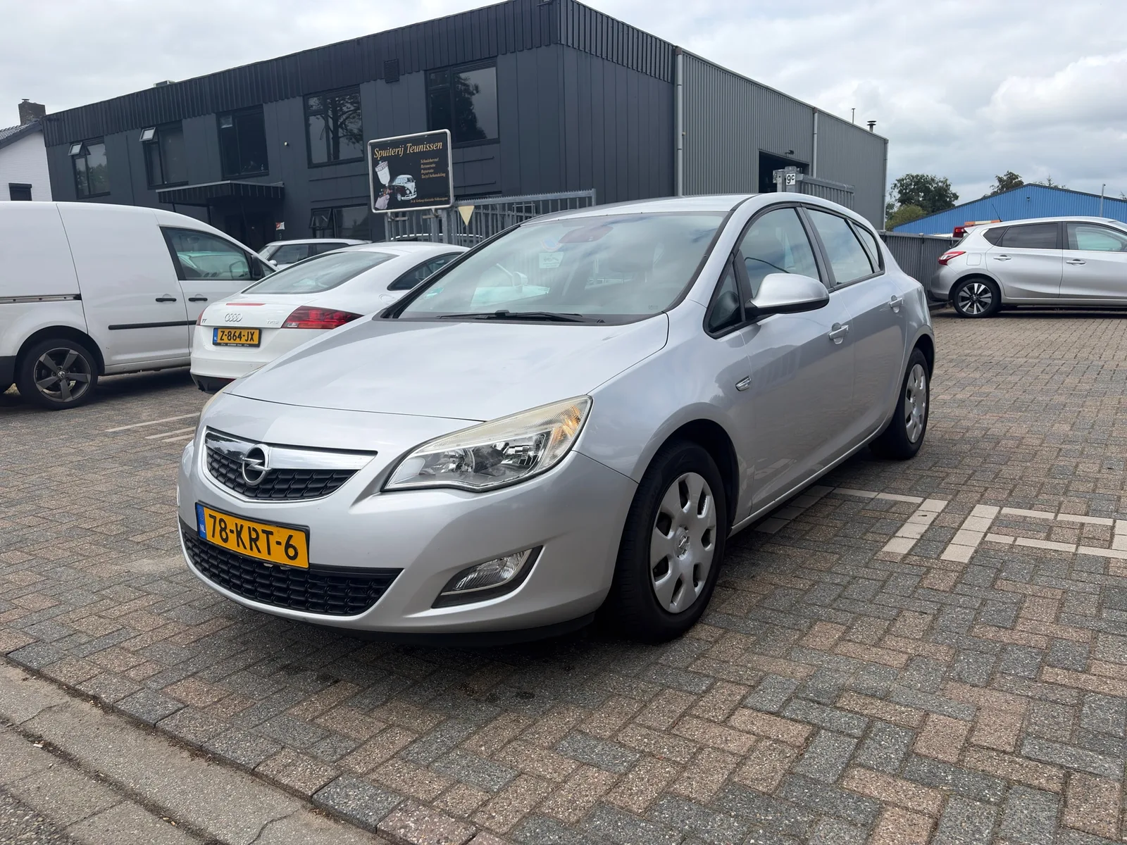 Opel Astra (2010) — foto 1