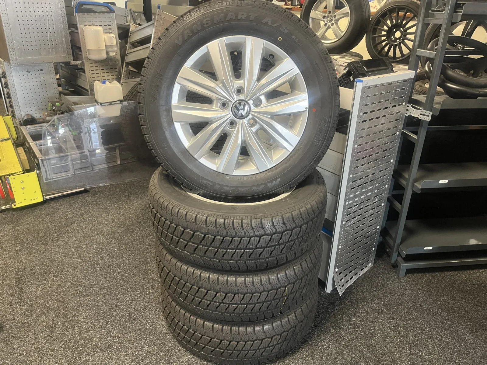 ORIGINELE Originele Lichtmetalenvelgen Volkswagen Crafter Winter all season (0) — foto 1