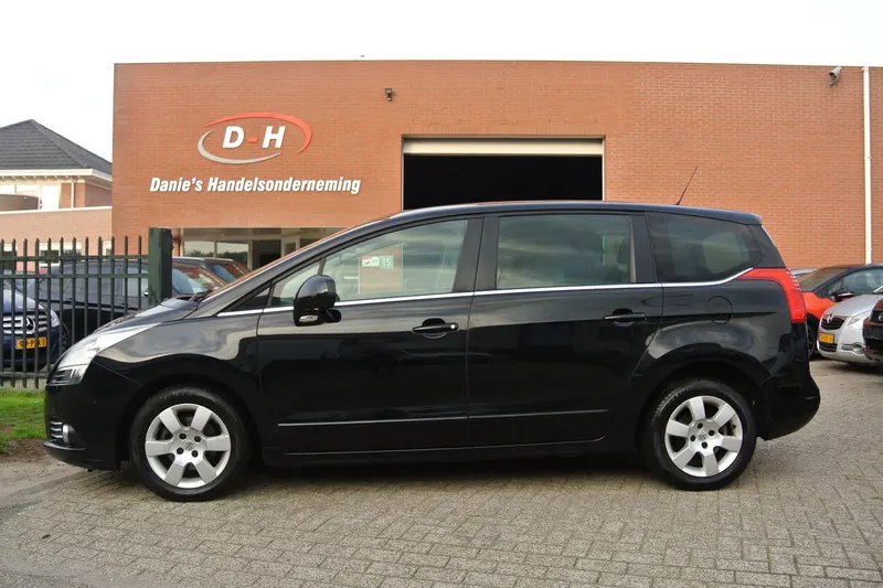 Peugeot 5008 (2012)