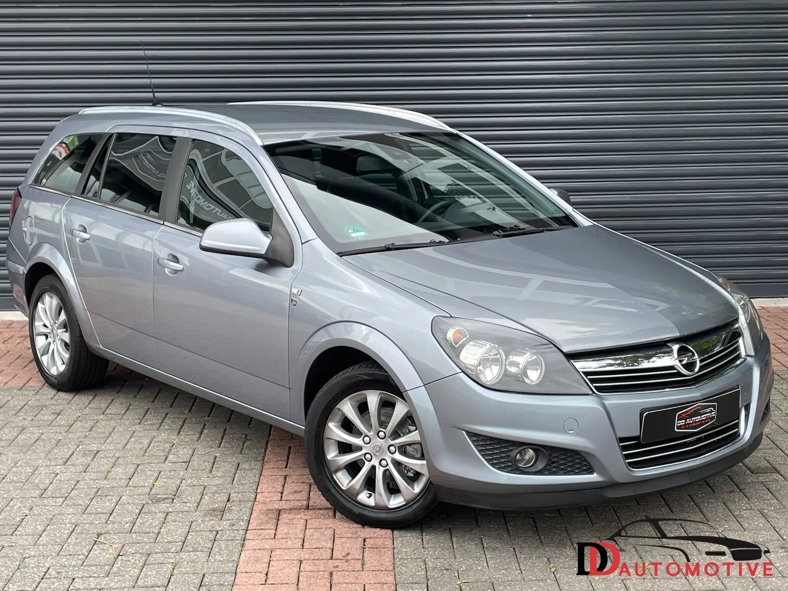 Opel Astra (2010) — foto 1